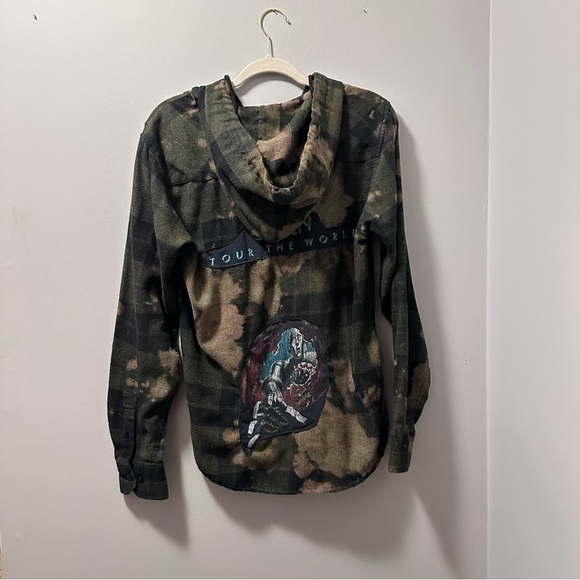 Queen flannel hoodie up cycle bleach pilling - Picture 2 of 9